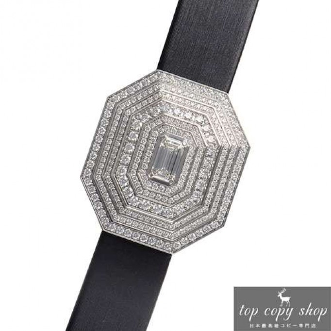 ハリーウィンストン 偽物  エメラルド シグネチャー HJTQHM24WW005